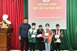Trường THCS Thị trấn Văn Giang trao quà Tết cho học sinh có hoàn cảnh khó khăn nhân dịp Tết Quý Mão 2023.